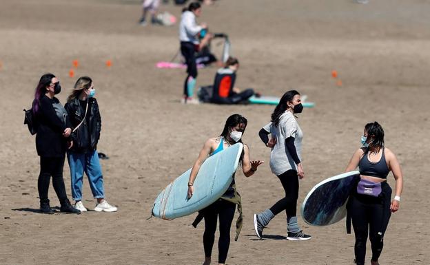 Sanidad pone fecha a que los vacunados puedan vivir sin restricciones