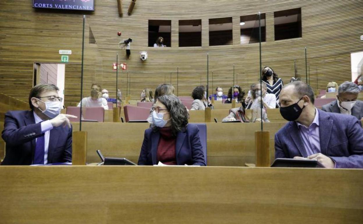 Ximo Puig, Mónica Oltra y Ruben Martínez Dalmau en Les Corts.