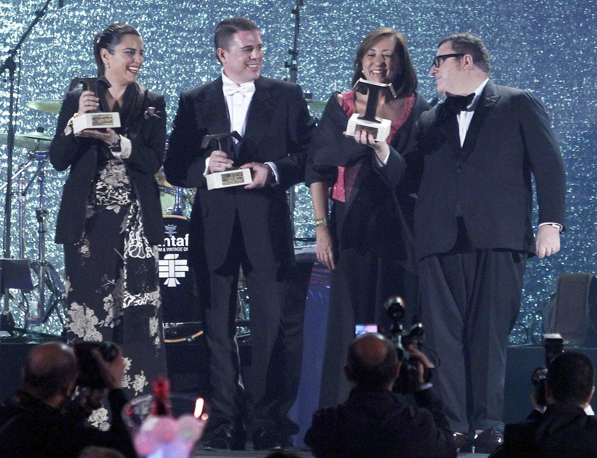 La directora de la revista Telva, Nieves Fontana (2 d) posa con los galardonados en los XX Premios T de la moda 2010: Verónica Etro, Hannibal Laguna y Alber Elbaz (de i a d).