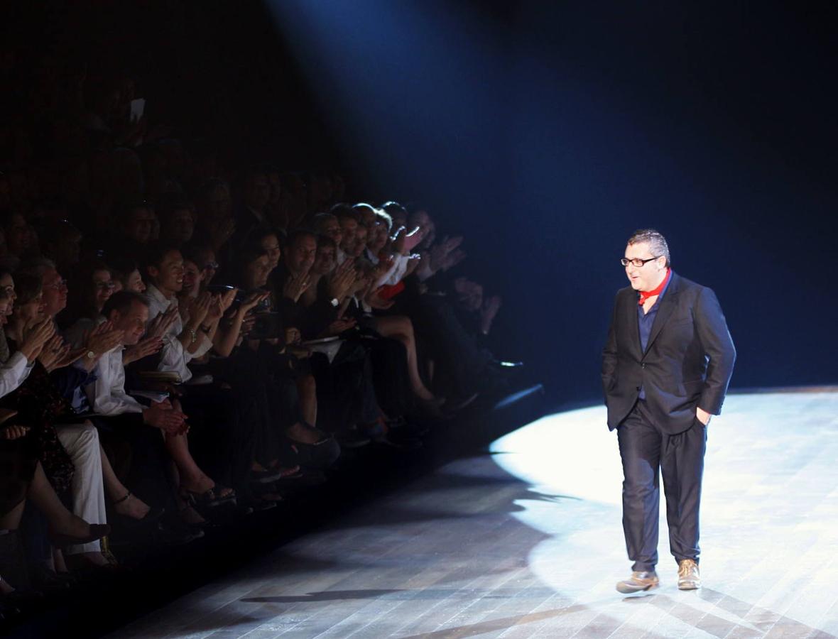 Alber Elbaz saluda al final del desfile de su colección primavera-verano 2006 para Lanvin, en París. 