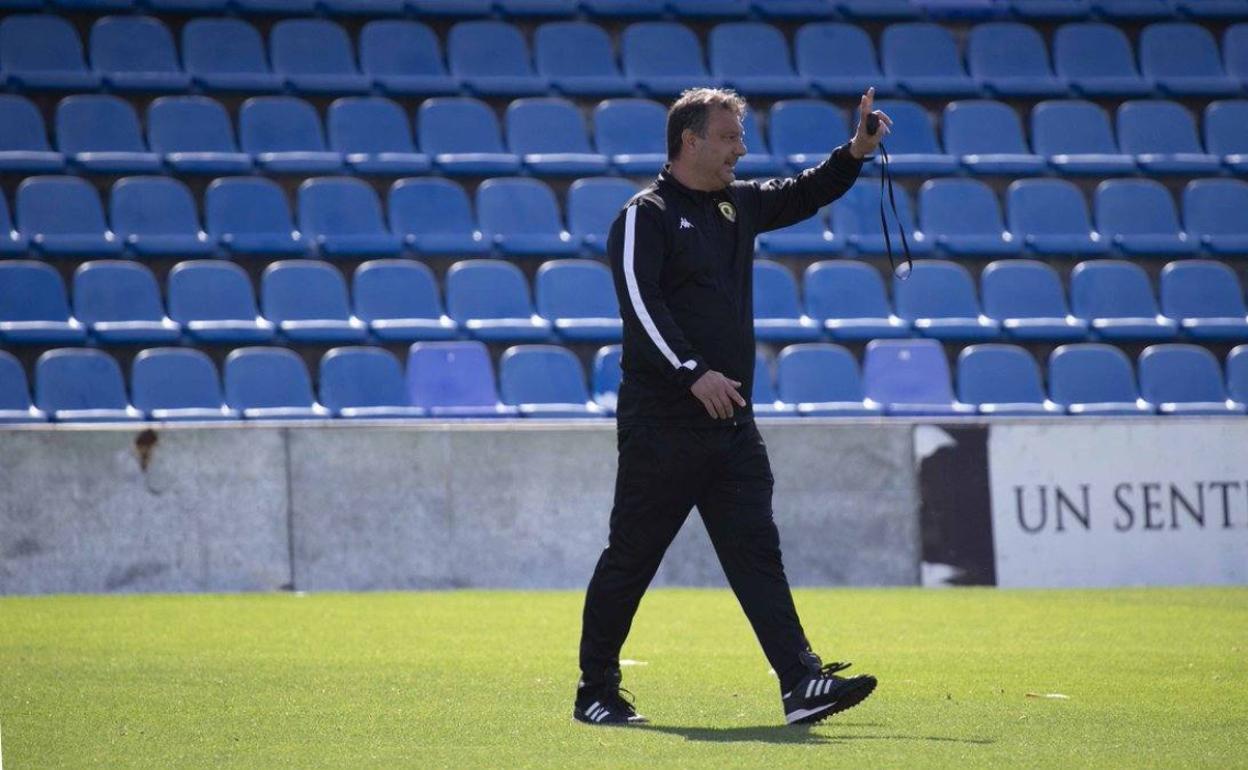 Manolo Díaz, entrenador del Hércules, en un entrenamiento en el Rico Pérez. 