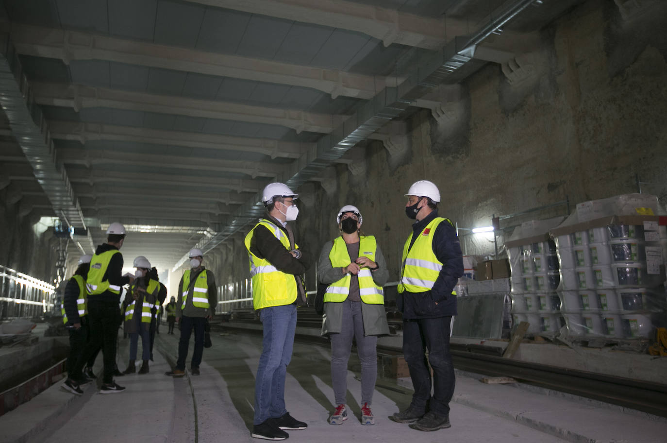 La línea L-10 del metro que unirá la calle Alicante y la zona de la Gran Vía Germanías con Nazaret se pondrá en marcha en los primeros meses de 2022 y las obras estarán terminadas a final de este año. Precisamente ahora es cuando se han empezado a instalar y a ensamblar los raíles en el tramo subterráneo de la estación de Alicante.