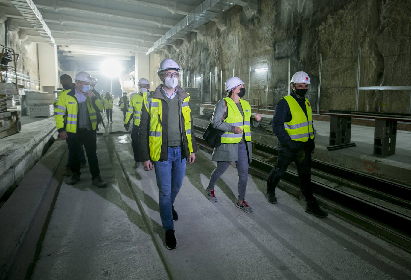 La línea L-10 del metro que unirá la calle Alicante y la zona de la Gran Vía Germanías con Nazaret se pondrá en marcha en los primeros meses de 2022 y las obras estarán terminadas a final de este año. Precisamente ahora es cuando se han empezado a instalar y a ensamblar los raíles en el tramo subterráneo de la estación de Alicante.