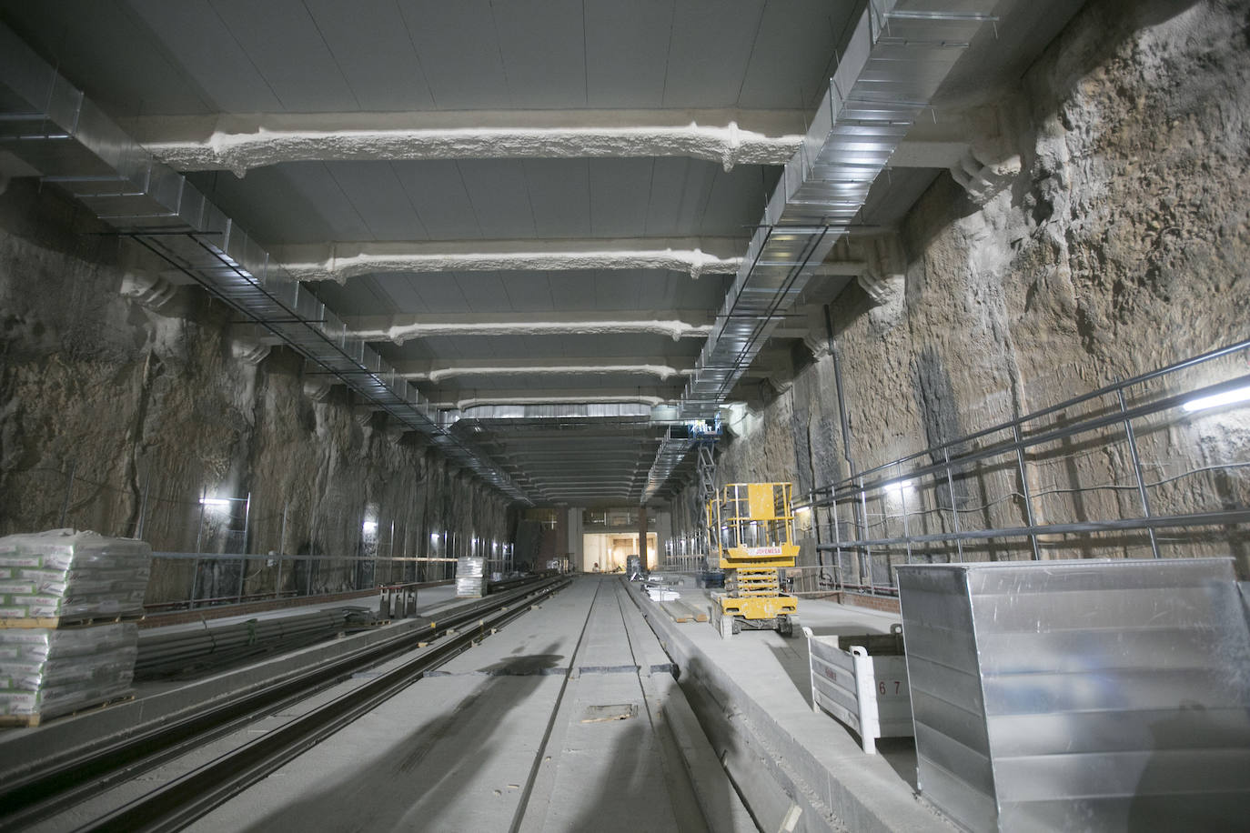 La línea L-10 del metro que unirá la calle Alicante y la zona de la Gran Vía Germanías con Nazaret se pondrá en marcha en los primeros meses de 2022 y las obras estarán terminadas a final de este año. Precisamente ahora es cuando se han empezado a instalar y a ensamblar los raíles en el tramo subterráneo de la estación de Alicante.