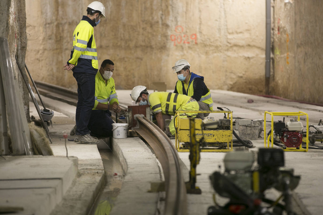 La línea L-10 del metro que unirá la calle Alicante y la zona de la Gran Vía Germanías con Nazaret se pondrá en marcha en los primeros meses de 2022 y las obras estarán terminadas a final de este año. Precisamente ahora es cuando se han empezado a instalar y a ensamblar los raíles en el tramo subterráneo de la estación de Alicante.