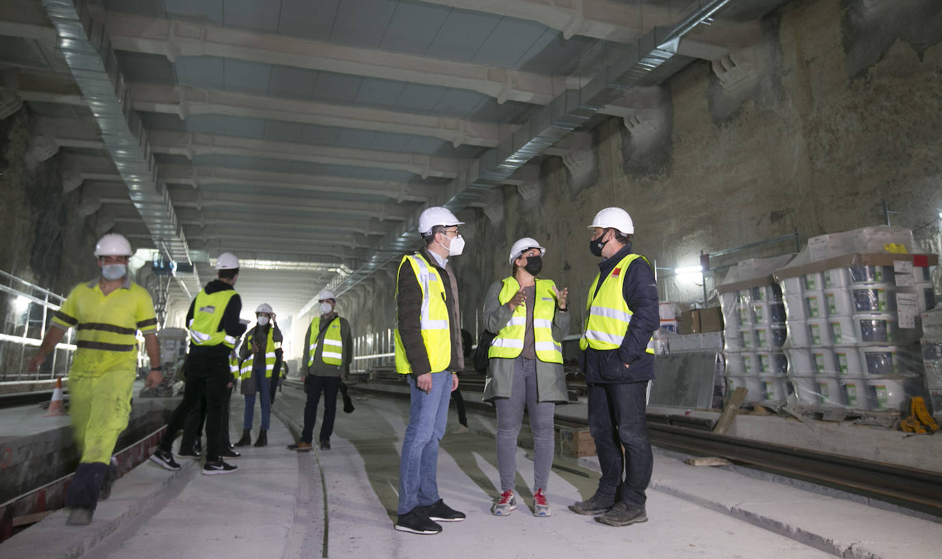 La línea L-10 del metro que unirá la calle Alicante y la zona de la Gran Vía Germanías con Nazaret se pondrá en marcha en los primeros meses de 2022 y las obras estarán terminadas a final de este año. Precisamente ahora es cuando se han empezado a instalar y a ensamblar los raíles en el tramo subterráneo de la estación de Alicante.