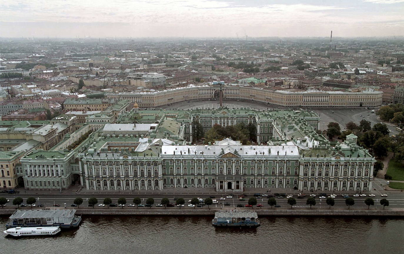 PALACIO DE INVIERNO EN SAN PETERSBURGO (RUSIA) | Entre 1732 y 1917, fue la residencia oficial de los zares de Rusia. Actualmente es la sede del Museo del Hermitage. Se encuentra entre la avenida Dvortsóvaya Náberezhnaya que bordea el río Nevá y la Plaza del Palacio.