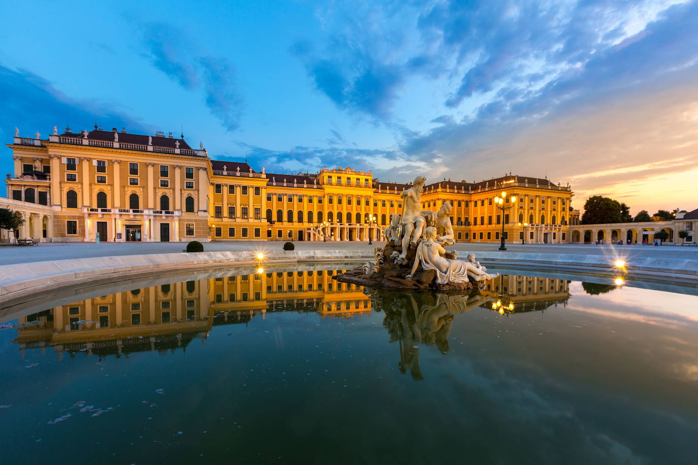 PALACIO SCHÖNBRUNN (VIENA) | Construido en el siglo XVII y era la residencia de verano que utilizaba la familia imperial de los Habsburgo. Entre sus estancias más llamativas están la Gran Galería, utilizada para celebrar los banquetes imperiales; el Salón Chino Circular, utilizado por Maria Teresa para mantener conversaciones privadas con su canciller; el Salón del Desayuno o el Salón Chino Azul, que vio abdicar a Carlos I en 1918.