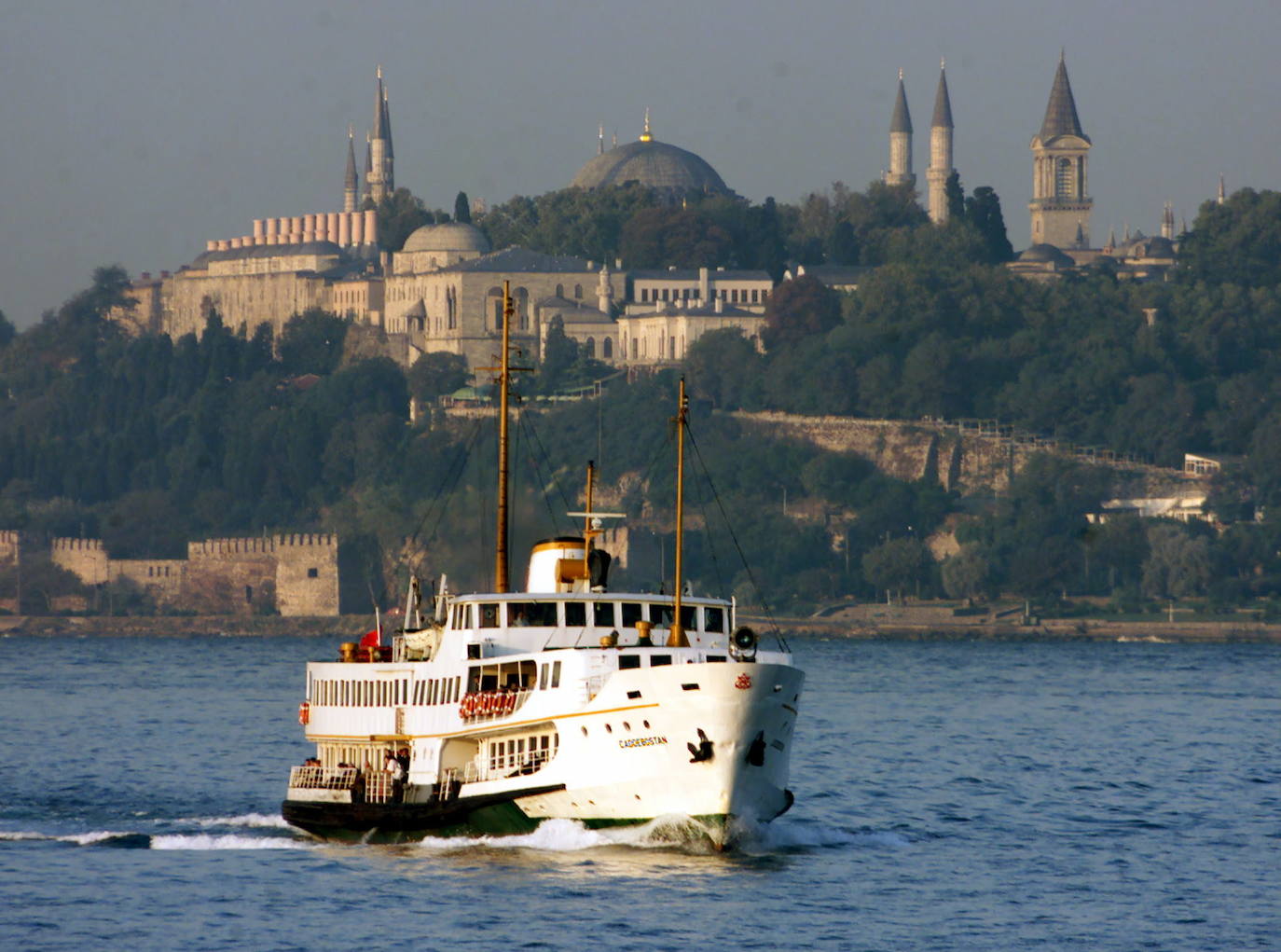 La construcción del palacio fue ordenada por el sultán Mehmed II en 1459 y fue completada en 1465. El palacio está situado sobre el Sarayburnu, entre el Cuerno de Oro y el mar de Mármara, y desde él se tiene una espléndida vista del Bósforo. Está formado por muchos pequeños edificios construidos juntos y rodeados por cuatro patios.