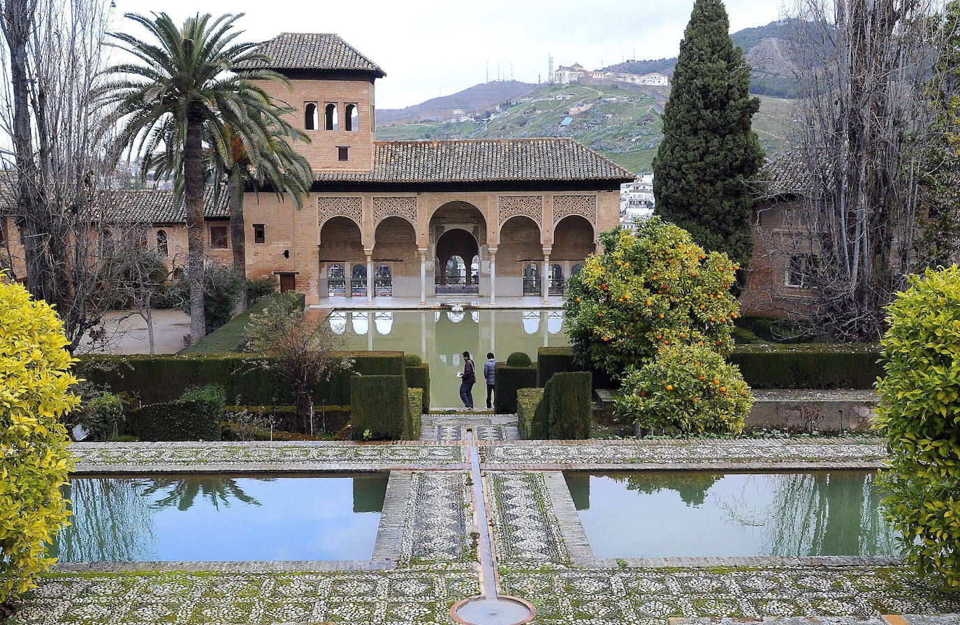 Su singularidad artística radica en los interiores de los palacios nazaríes, cuya decoración está entre las cumbres del arte andalusí, así como en su localización y adaptación, generando un paisaje nuevo pero totalmente integrado con la naturaleza preexistente.