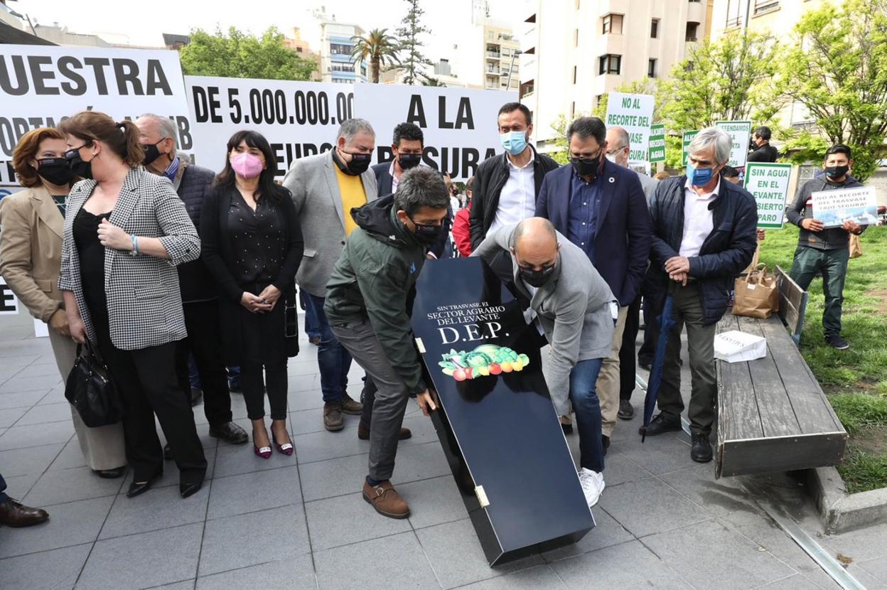 Entierro simbólico de hortalizas y frutas durante la protesta. LP