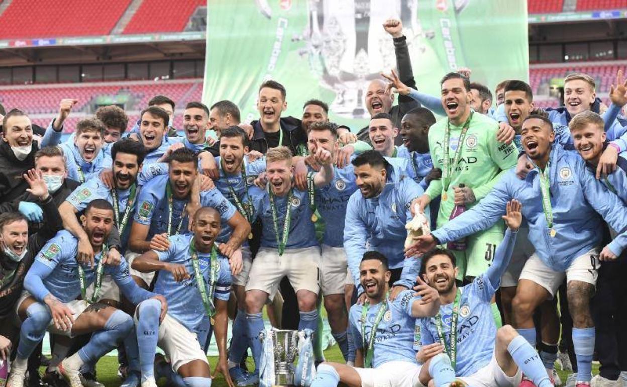 Ferran Torres junto al resto de sus compañeros posan con el trofeo de ganador de la Carabao Cup. 