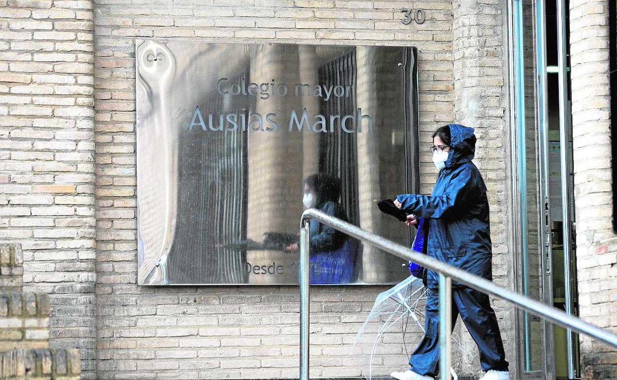 Entrada principal del colegio Ausias March, que permanecerá confinado hasta el sábado. 