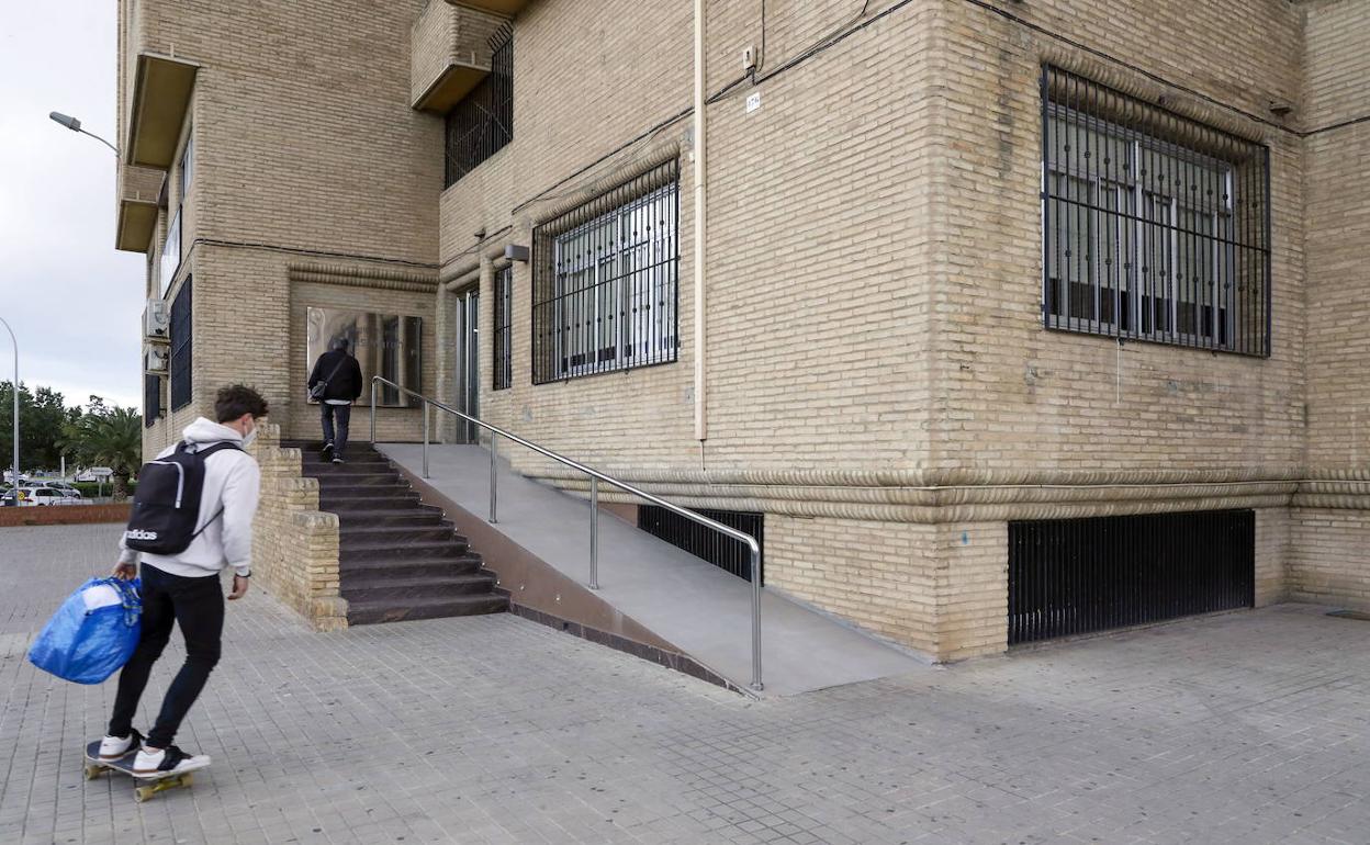 Residentes accediendo al colegio mayor. 