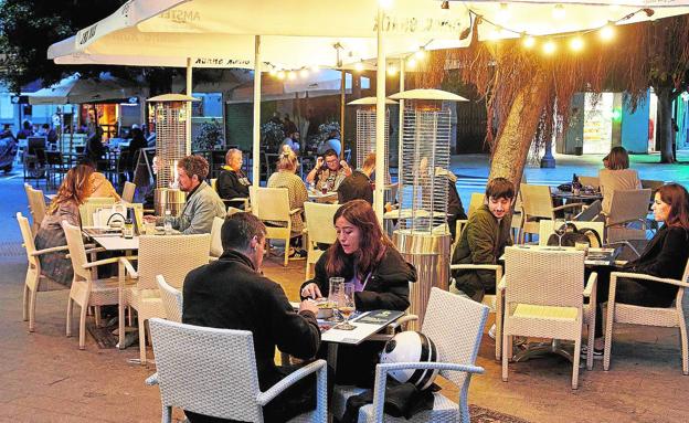 Terraza de un restaurante llena de clientes durante el servicio de cenas en la zona de Russafa.