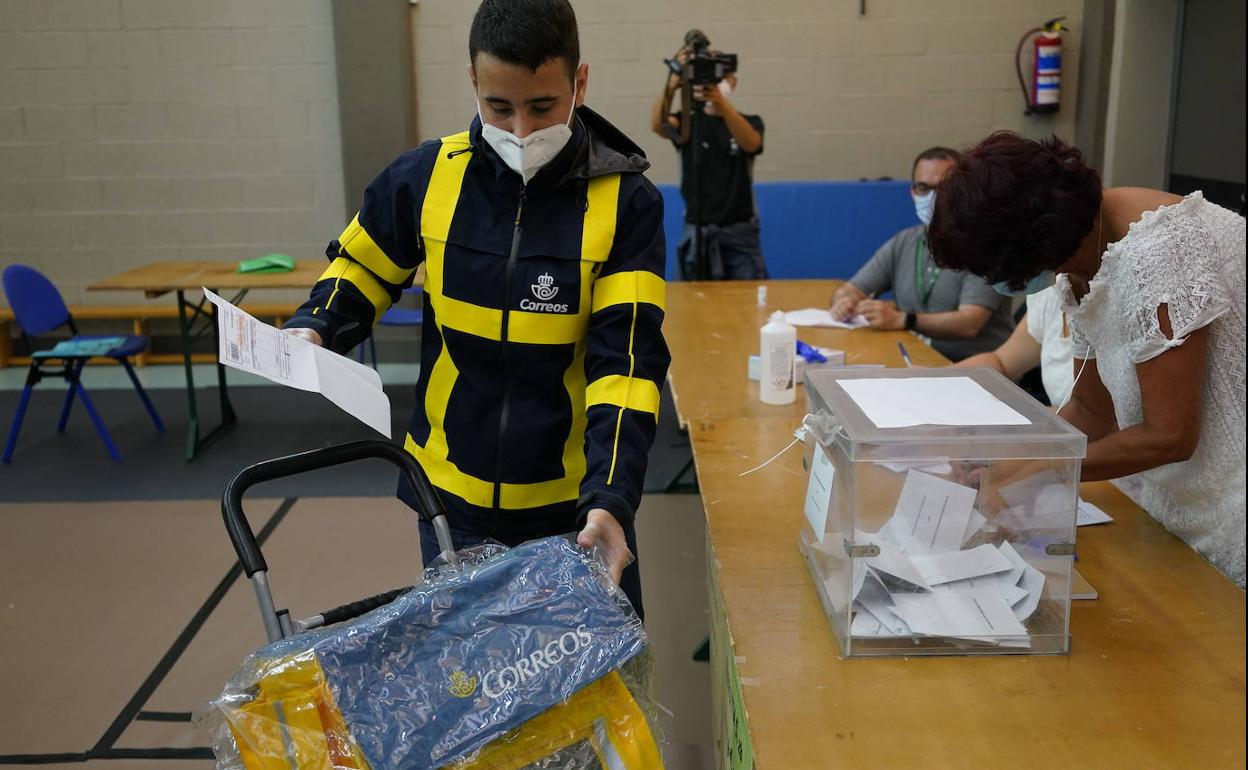 Un cartero deposita votos en un colegio electoral durante las elecciones autonómicas vascas de julio de 2020.