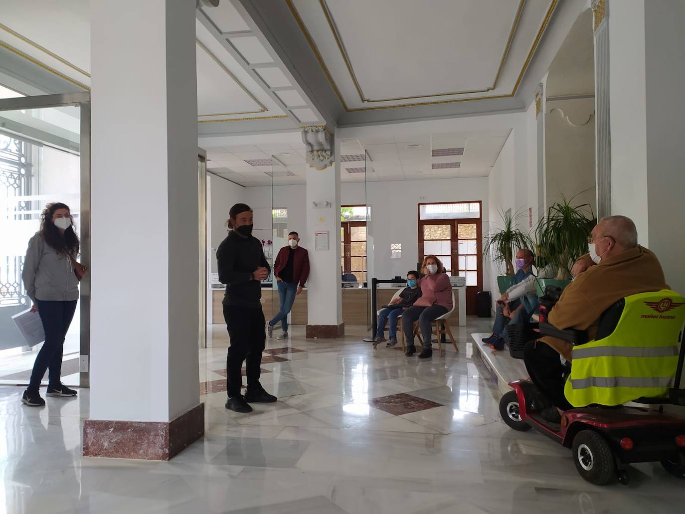 Un rodaje con actores encapuchados que atracaban un banco desató gran tensión en Alginet. Hasta cinco patrullas de la Guardia Civil se movilizaron al alertar un vecino de que un grupo de delincuentes estaba asaltando con metralletas el Ayuntamiento de la localidad. En realidad se trataba de la grabación de la serie dirigida por Aitor Espert, con el título 'Powerboys', que está previsto que se estrene en 2022. 