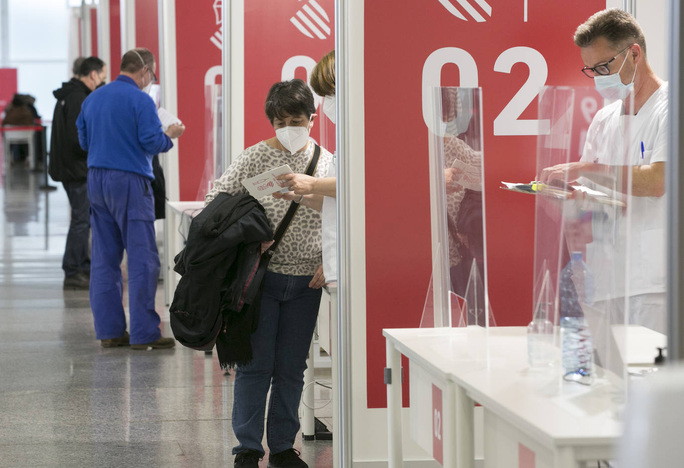 La Conselleria de Sanidad ha reanudado la vacunación en los grandes centros habilitados en Valencia (Museo Príncipe Felipe), Castellón (Palacio de Congresos) y Alicante-Elche (Ciudad de la Luz e IFA), después de que se suspendiera la semana pasada por falta de dosis.