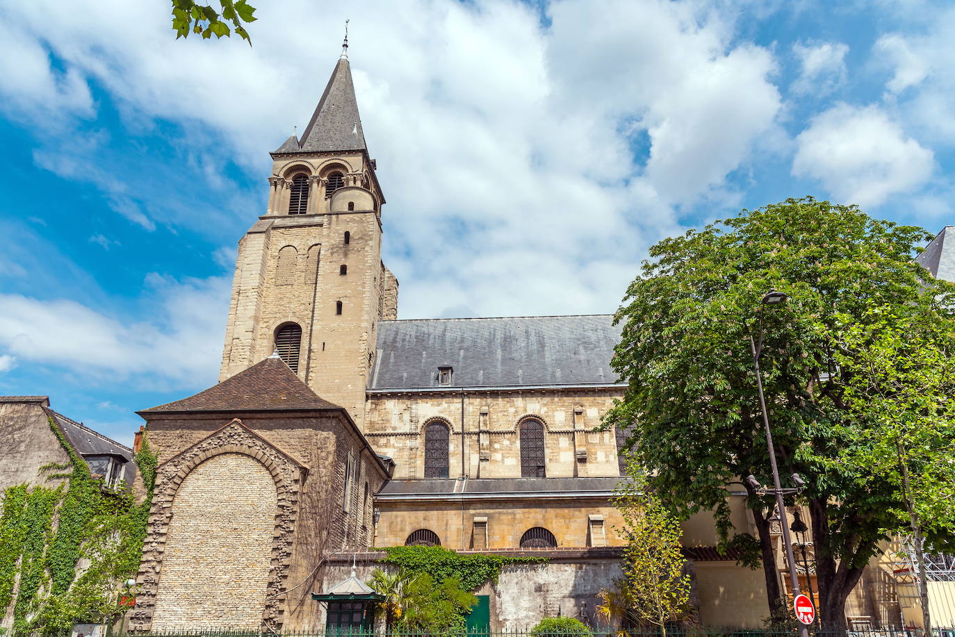 10.- Abadía Saint-Germain des Près (París) | Esta abadía, que fundada a mediados del siglo VI por el rey merovingio Childeberto I y el obispo de París, san Germán, cuenta con uno de los campanarios más antiguos de París, dado que fue construido en el siglo IX.