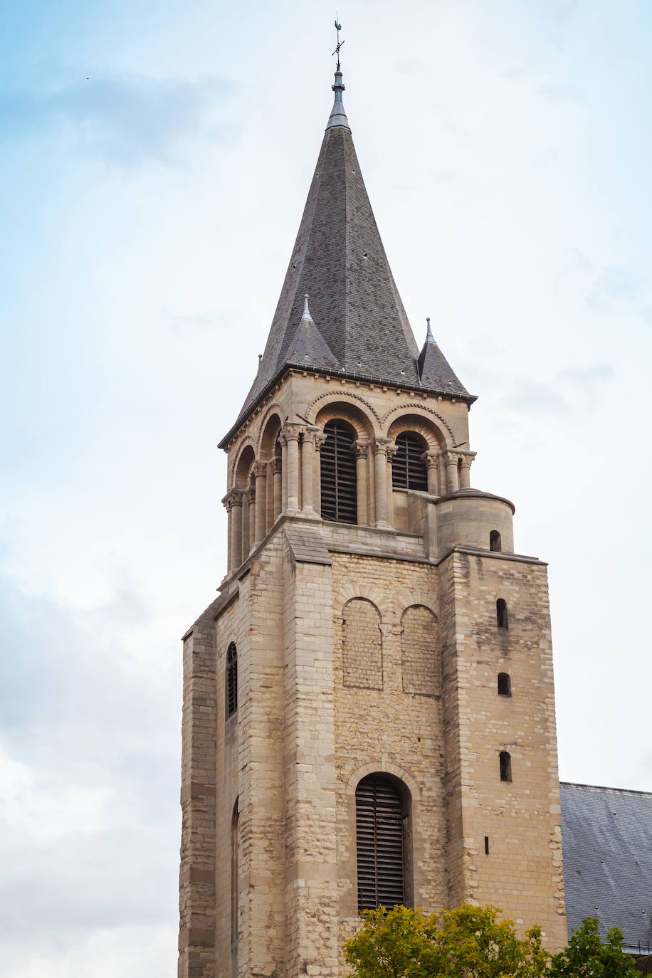 10.- Abadía Saint-Germain des Près (París) | Esta abadía, que fundada a mediados del siglo VI por el rey merovingio Childeberto I y el obispo de París, san Germán, cuenta con uno de los campanarios más antiguos de París, dado que fue construido en el siglo IX.