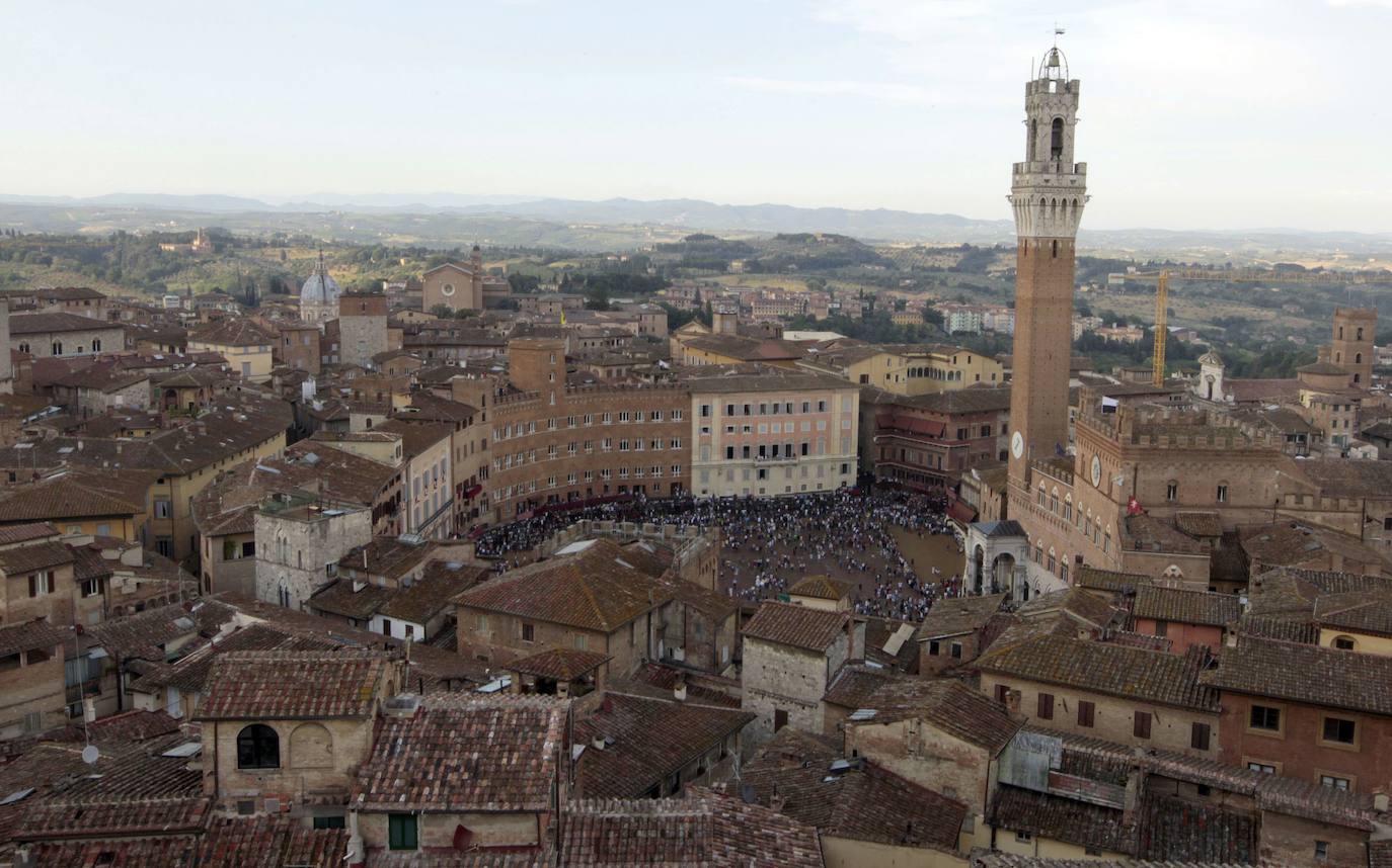 4.- Torre Mangia de Siena (Italia) | La Torre Mangia es la torre del Palacio Púbico de Siena, que era la sede del gobierno de esta república de la Península Italiana y uno de los edificios más imponentes de Siena.