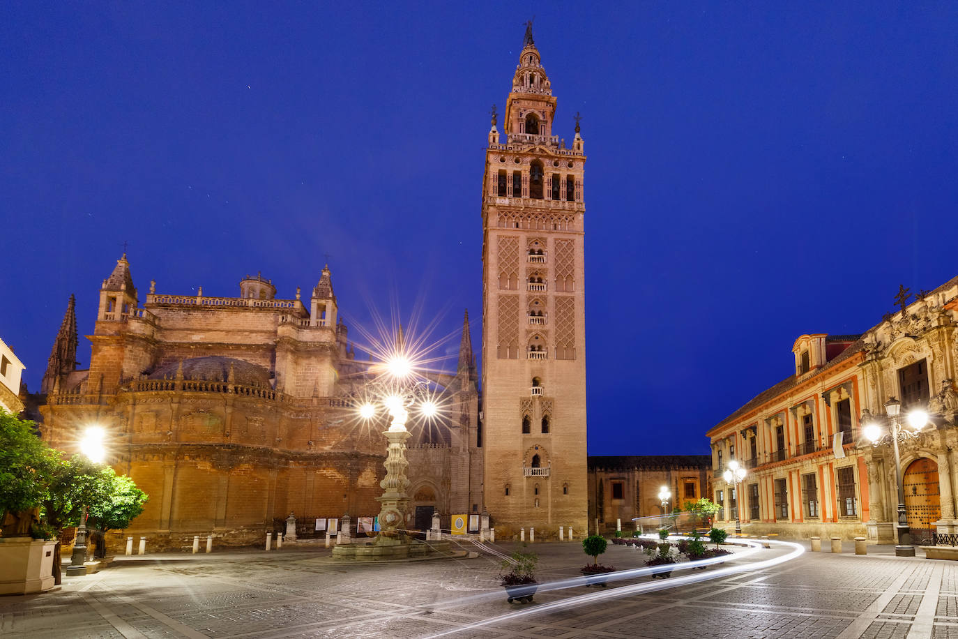 6.- Giralda (Sevilla) | Giralda es el nombre que recibe la torre campanario de la catedral de Santa María de la Sede de Sevilla. La parte inferior de la torre corresponde al alminar de la antigua mezquita de la ciudad, de finales del siglo XII, en la época almohade, mientras que la parte superior es una construcción sobrepuesta en el siglo XVI, en época cristiana, para albergar las campanas. En su cúspide se halla la estatua de bronce que representa el Triunfo de la Fe y que tiene función de veleta, el Giraldillo, con el que la torre alcanza los 104,1 metros de altura.