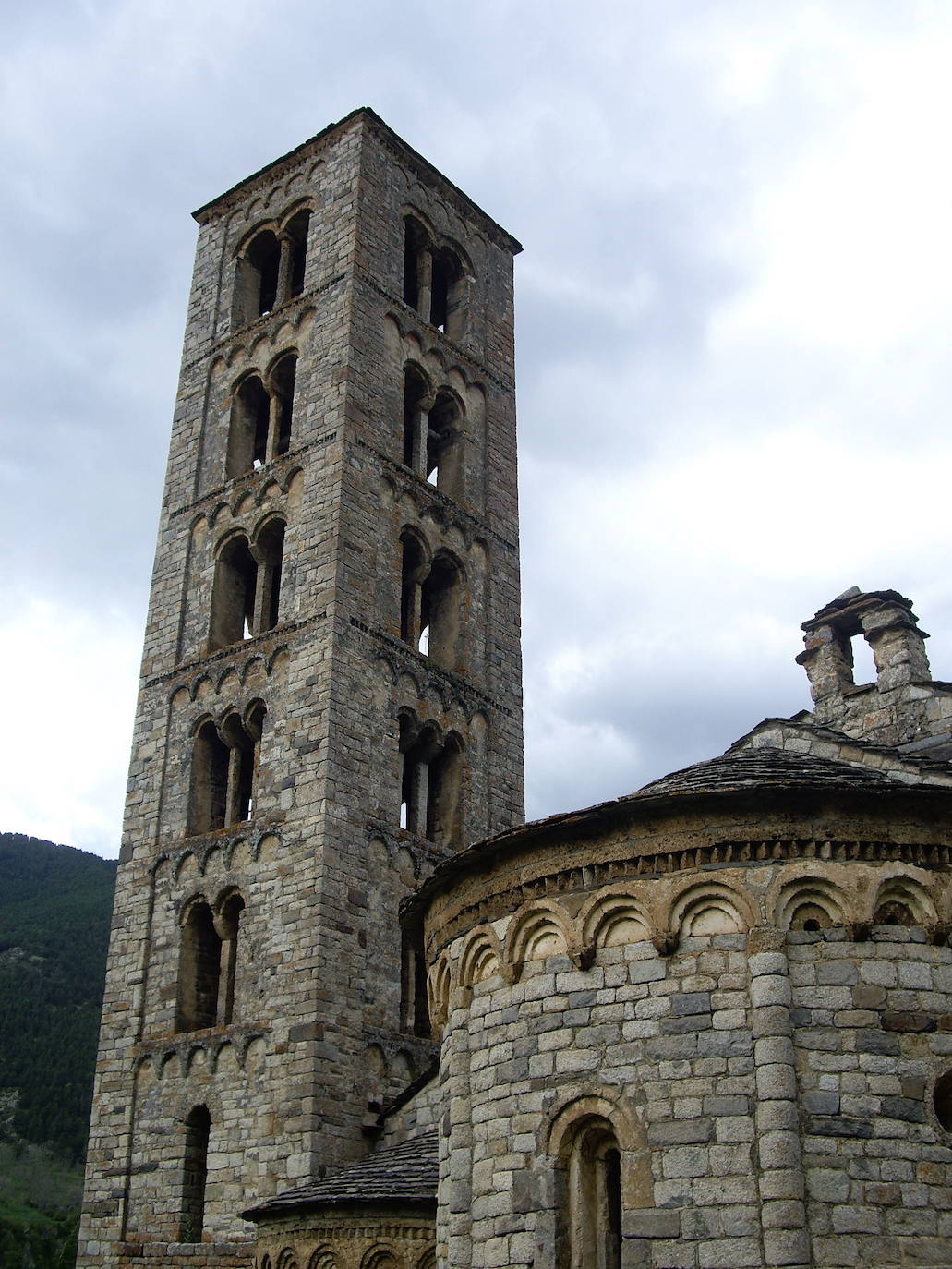 7.- Iglesia de Sant Climent de Taüll (Lleida) | La iglesia es un conjunto de planta basilical de tres naves. Tiene adosado un imponente campanario de base cuadrada que tiene seis pisos de altura con diferentes tipologías de ventanas germinadas. El exterior es austero, pero el interior esconde un conjunto de pinturas importantes, especialmente el Pantocrátor. Algunas fueron trasladadas al MNAC de Barcelona para su conservación.