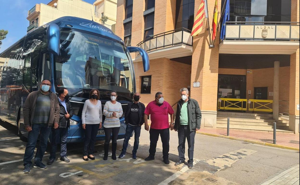 El autobús, frente al ayuntamiento de Albal. 