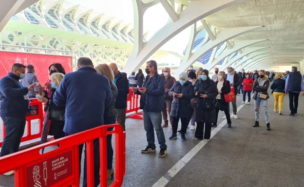 Imagen principal - Los representantes municipales en el autobús. 