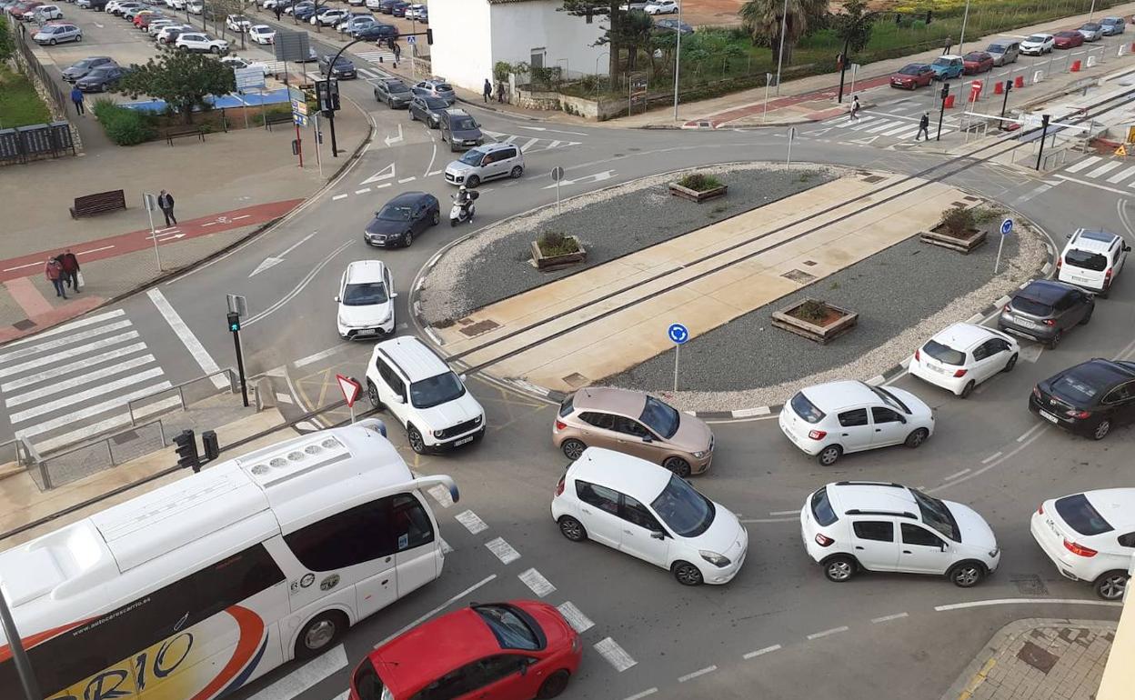 Retención de tráfico en un tramo de la avenida Joan Fuster. 