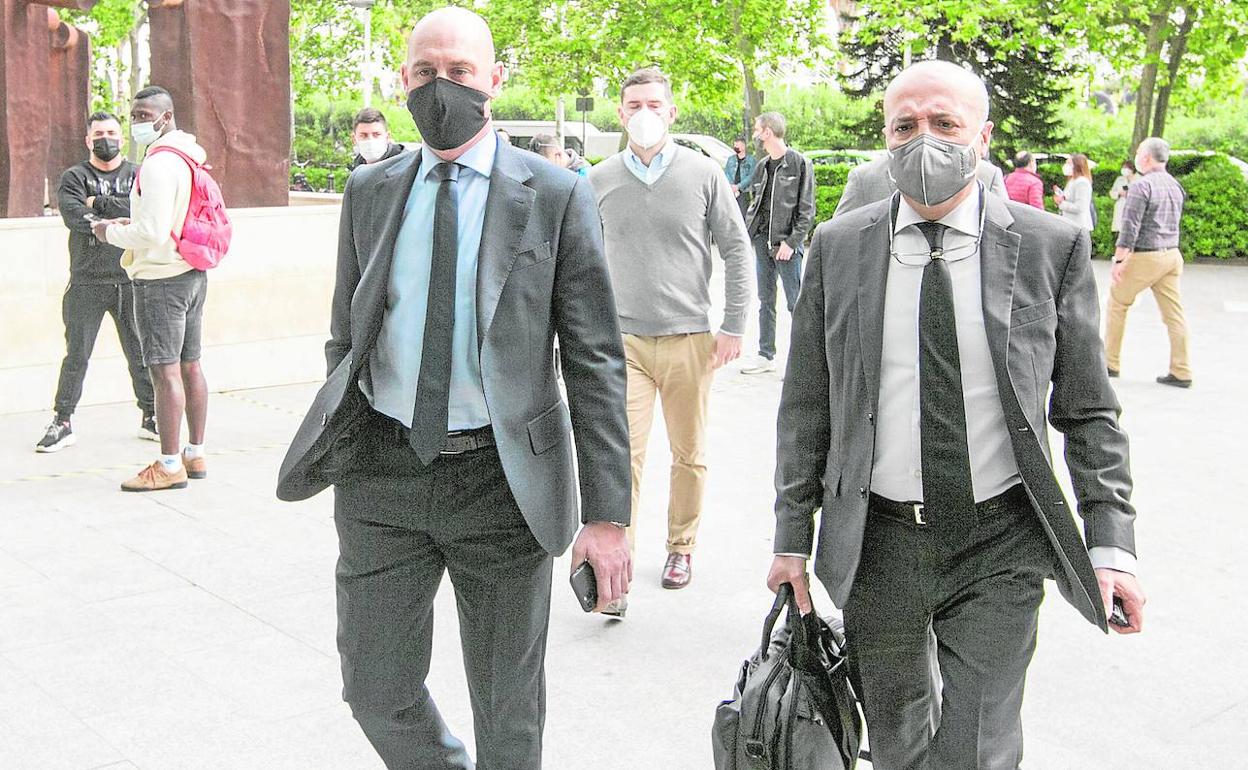 Luis Rubiales, junto a su abogado, en su llegada ayer a la Ciudad de la Justicia de Valencia.