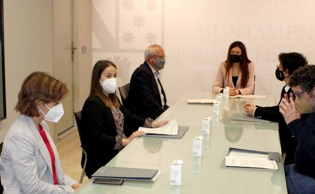 La consellera de Universidades y los representantes municipales en la reunión de hoy en Dénia. 