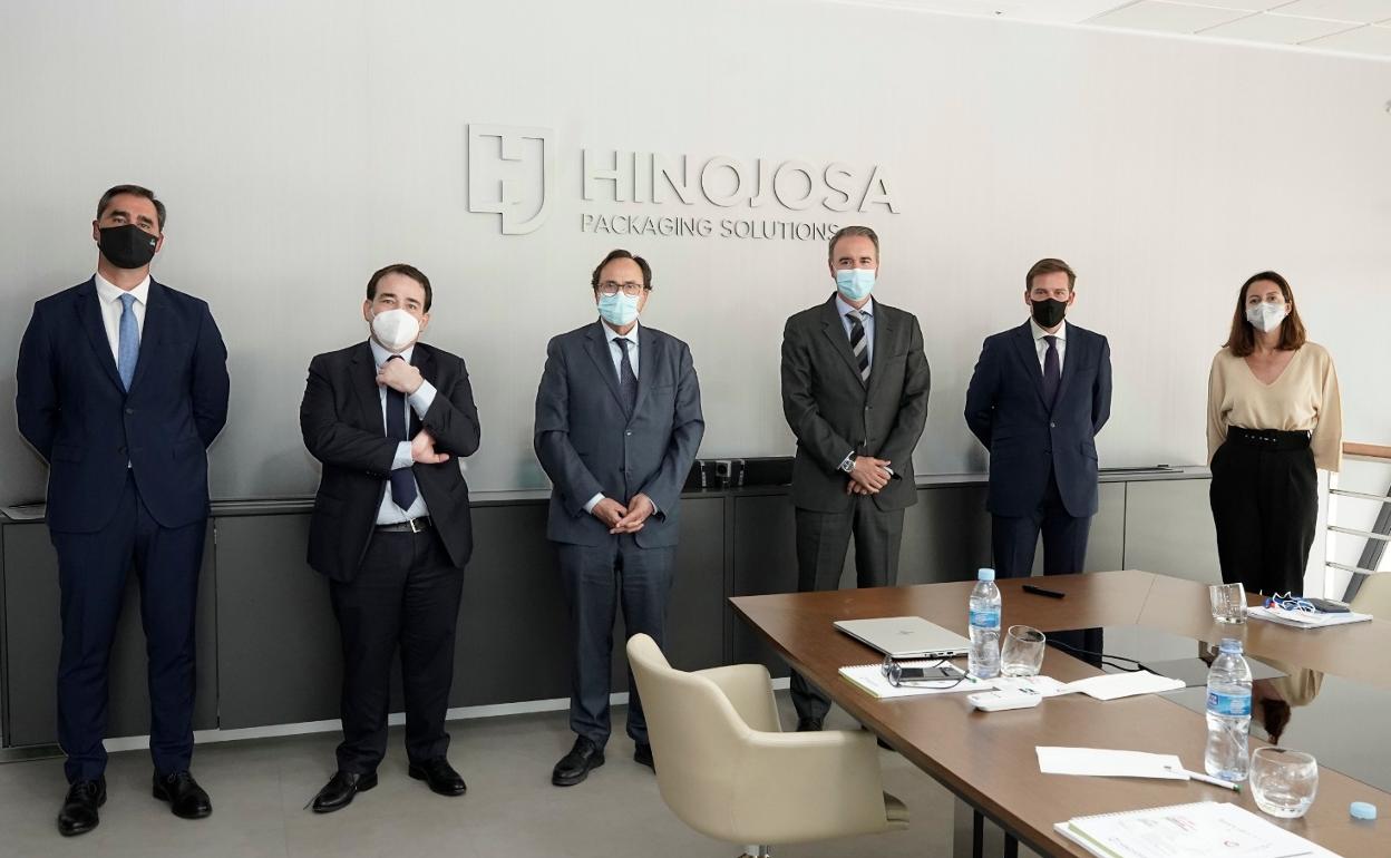 El conseller y el resto de autoridades con representantes de la empresa Hinojosa de Xàtiva. 
