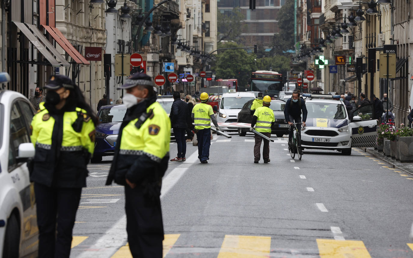 El inicio de la intervención para la reforma de la plaza de la Reina asfixia a los comerciantes del centro. Los trabajos se juntan con los del entorno de la Lonja y dificultan el acceso de los clientes a los negocios de la zona, que resisten sin turismo ni ayuda económica.