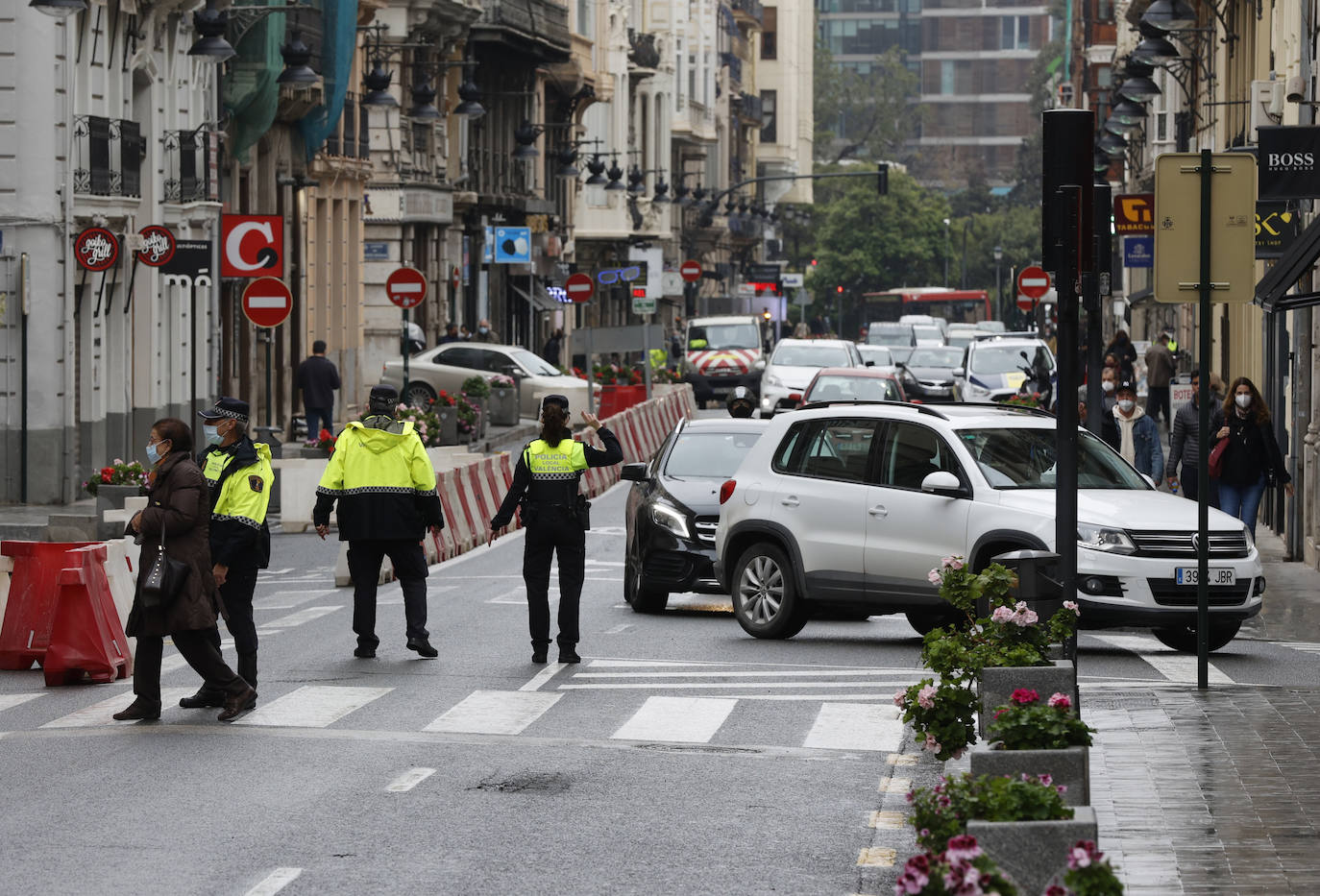 El inicio de la intervención para la reforma de la plaza de la Reina asfixia a los comerciantes del centro. Los trabajos se juntan con los del entorno de la Lonja y dificultan el acceso de los clientes a los negocios de la zona, que resisten sin turismo ni ayuda económica.