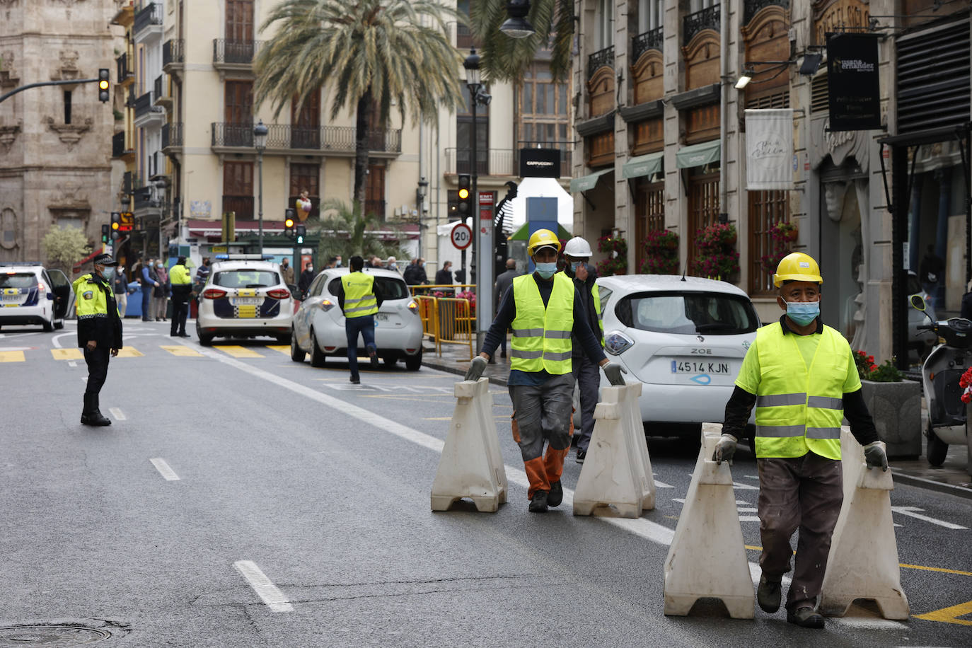 El inicio de la intervención para la reforma de la plaza de la Reina asfixia a los comerciantes del centro. Los trabajos se juntan con los del entorno de la Lonja y dificultan el acceso de los clientes a los negocios de la zona, que resisten sin turismo ni ayuda económica.