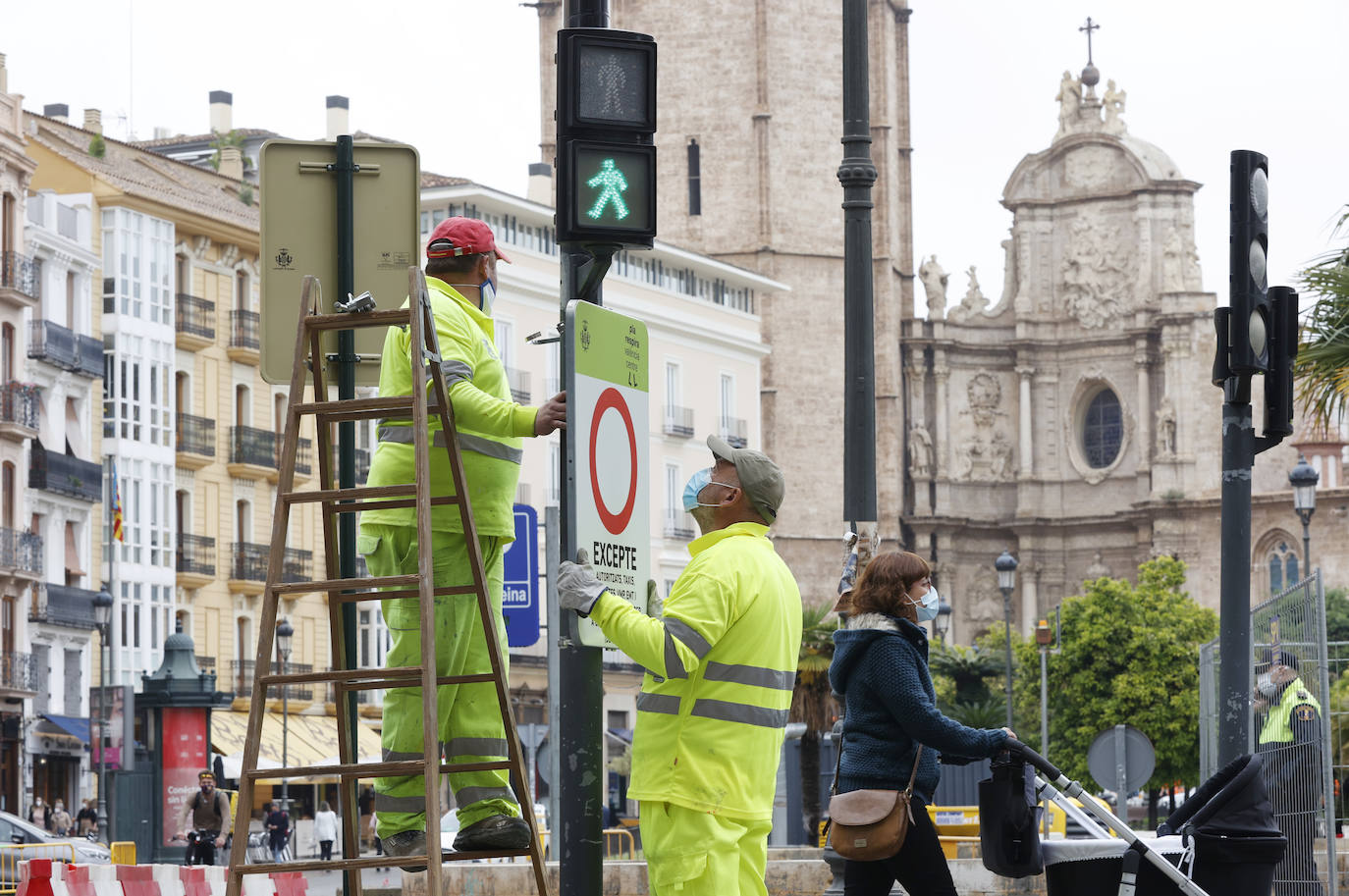 El inicio de la intervención para la reforma de la plaza de la Reina asfixia a los comerciantes del centro. Los trabajos se juntan con los del entorno de la Lonja y dificultan el acceso de los clientes a los negocios de la zona, que resisten sin turismo ni ayuda económica.