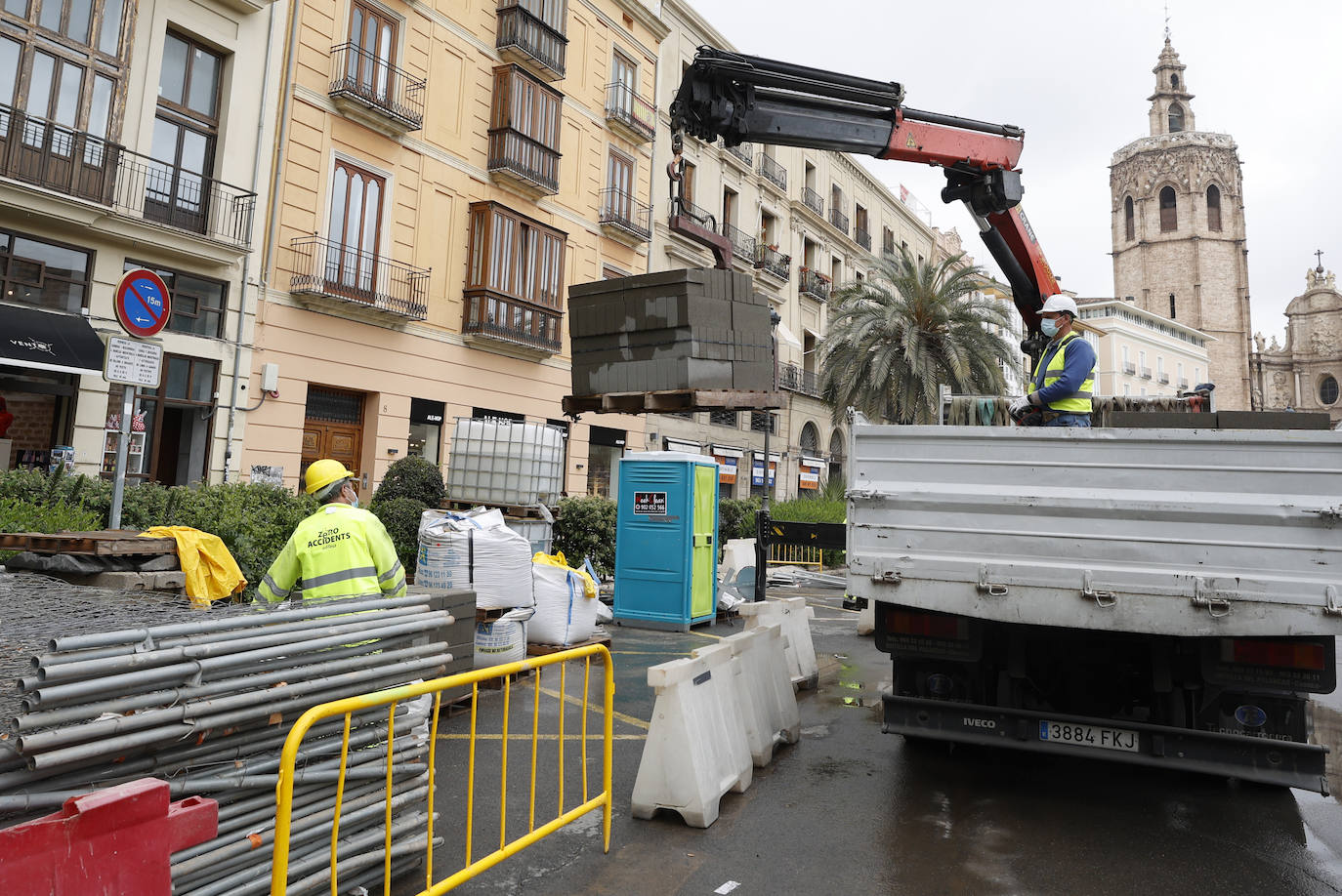 El inicio de la intervención para la reforma de la plaza de la Reina asfixia a los comerciantes del centro. Los trabajos se juntan con los del entorno de la Lonja y dificultan el acceso de los clientes a los negocios de la zona, que resisten sin turismo ni ayuda económica.