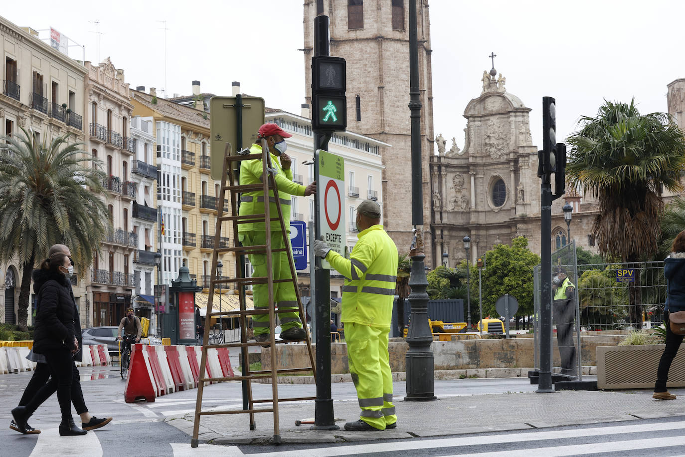 El inicio de la intervención para la reforma de la plaza de la Reina asfixia a los comerciantes del centro. Los trabajos se juntan con los del entorno de la Lonja y dificultan el acceso de los clientes a los negocios de la zona, que resisten sin turismo ni ayuda económica.