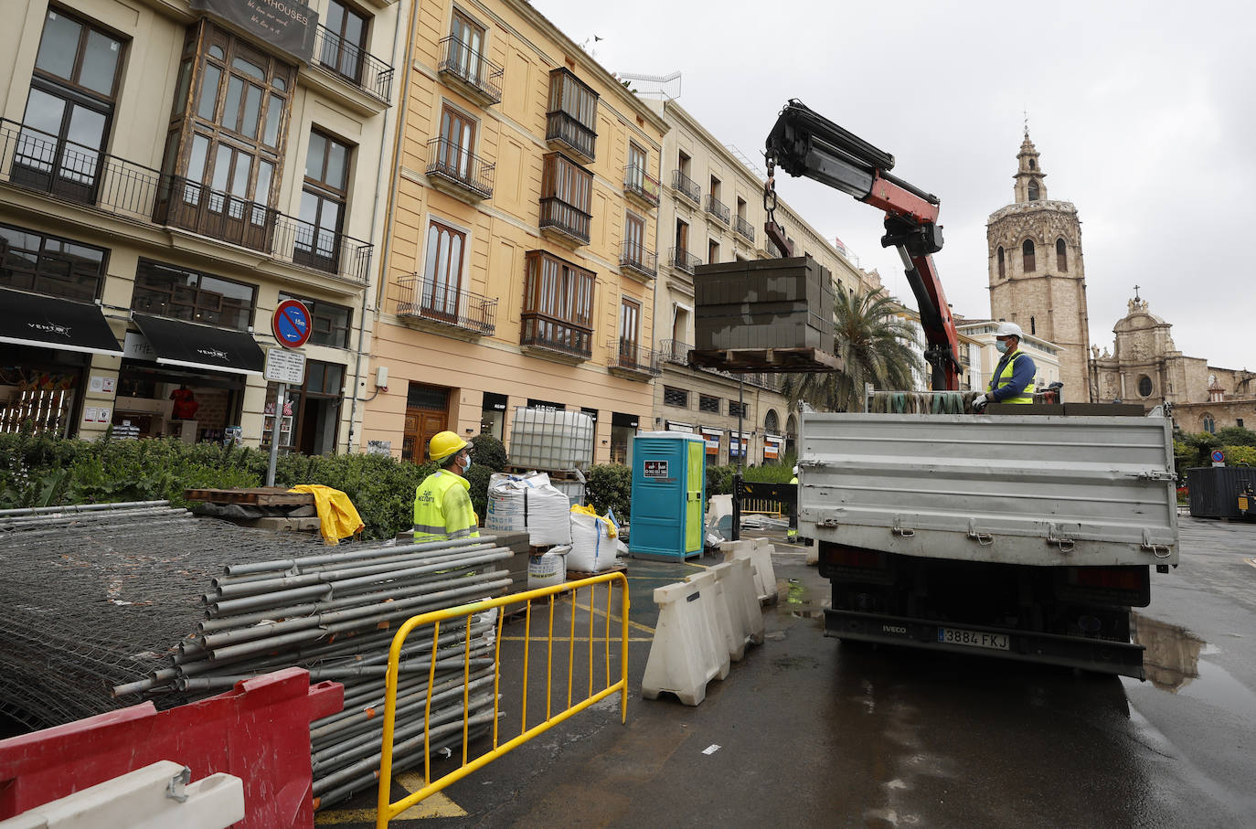 El inicio de la intervención para la reforma de la plaza de la Reina asfixia a los comerciantes del centro. Los trabajos se juntan con los del entorno de la Lonja y dificultan el acceso de los clientes a los negocios de la zona, que resisten sin turismo ni ayuda económica.