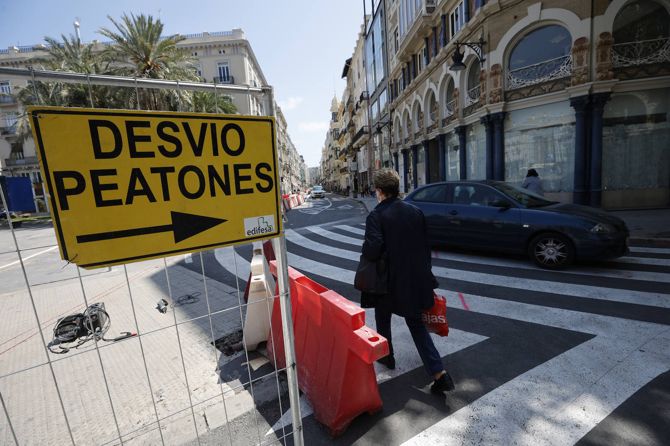 El inicio de la intervención para la reforma de la plaza de la Reina asfixia a los comerciantes del centro. Los trabajos se juntan con los del entorno de la Lonja y dificultan el acceso de los clientes a los negocios de la zona, que resisten sin turismo ni ayuda económica.