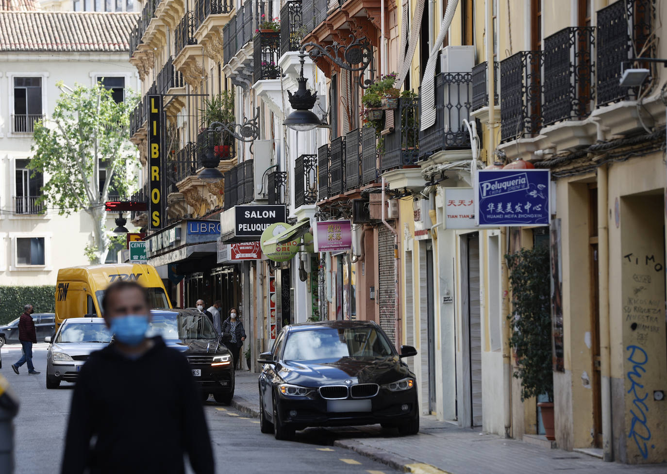 Los vecinos y comerciantes de esta zona céntrica de la ciudad flanqueada por la estación del Norte, la calle Xàtiva, San Vicente y la Gran Vía rechazan la imposición de unos arcos chinos y piden modernizar las aceras, más limpieza, mejorar el mercado y crear zonas infantiles.