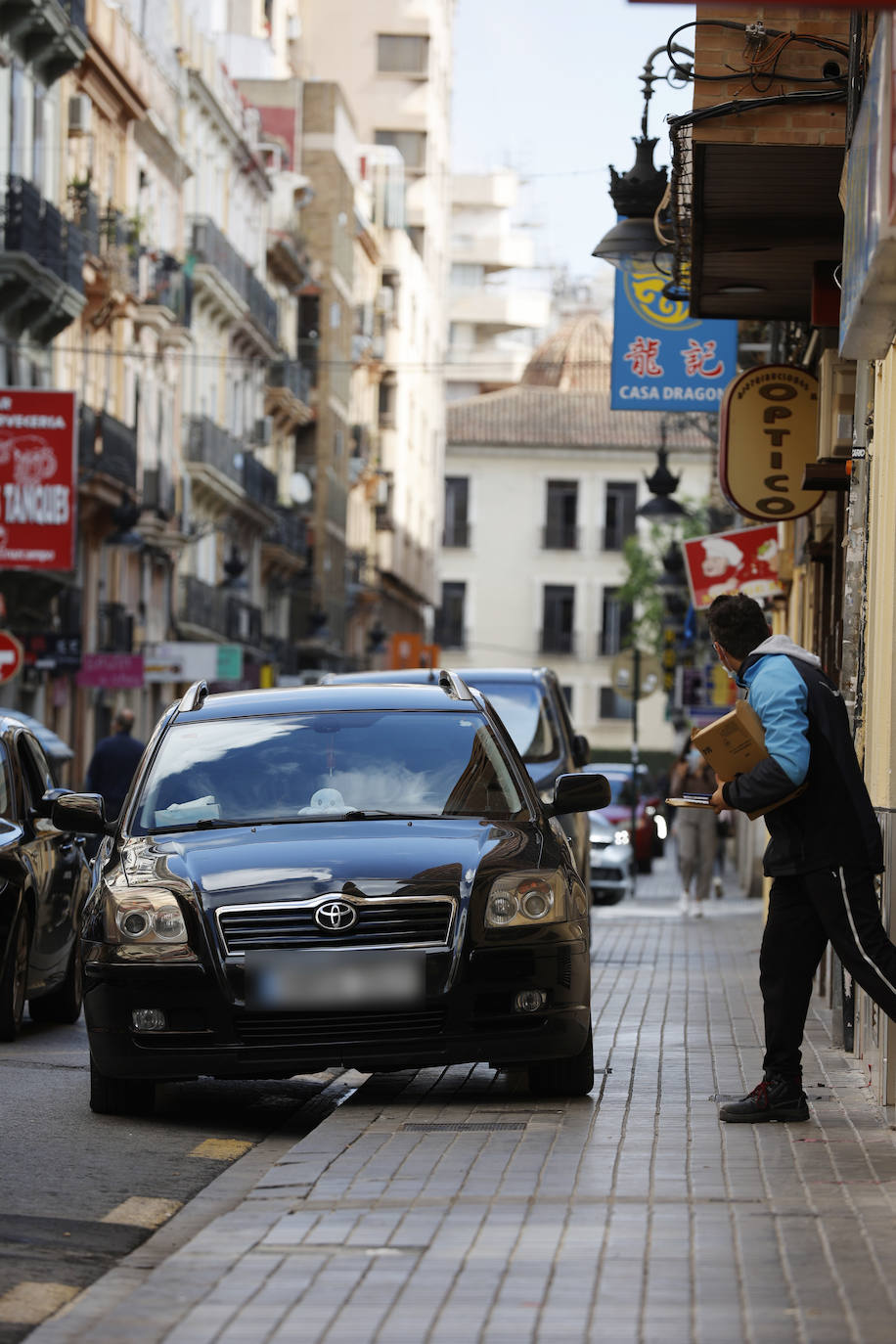 Los vecinos y comerciantes de esta zona céntrica de la ciudad flanqueada por la estación del Norte, la calle Xàtiva, San Vicente y la Gran Vía rechazan la imposición de unos arcos chinos y piden modernizar las aceras, más limpieza, mejorar el mercado y crear zonas infantiles.