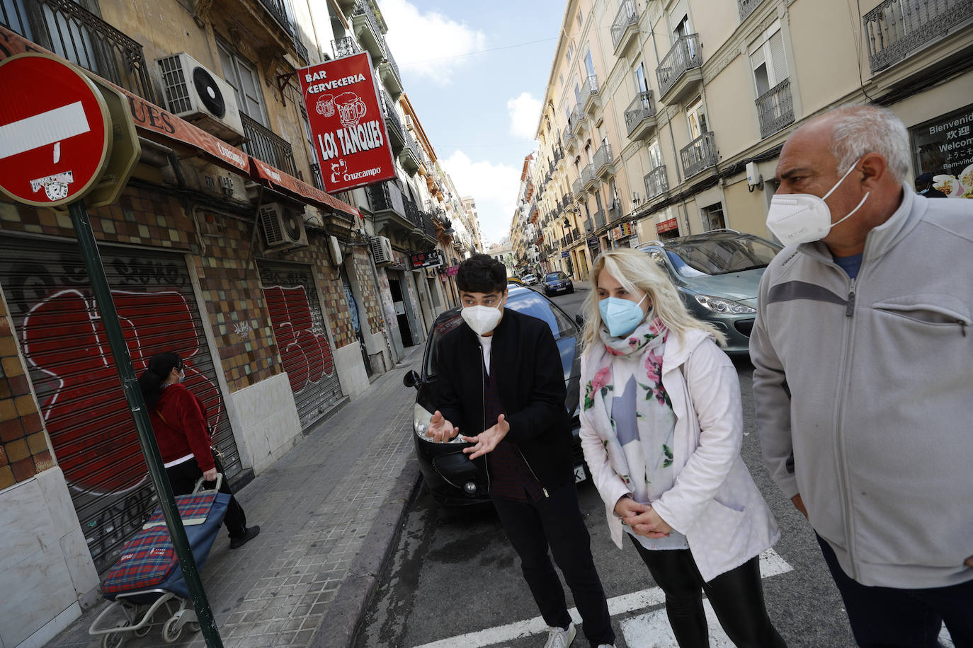 Los vecinos y comerciantes de esta zona céntrica de la ciudad flanqueada por la estación del Norte, la calle Xàtiva, San Vicente y la Gran Vía rechazan la imposición de unos arcos chinos y piden modernizar las aceras, más limpieza, mejorar el mercado y crear zonas infantiles.