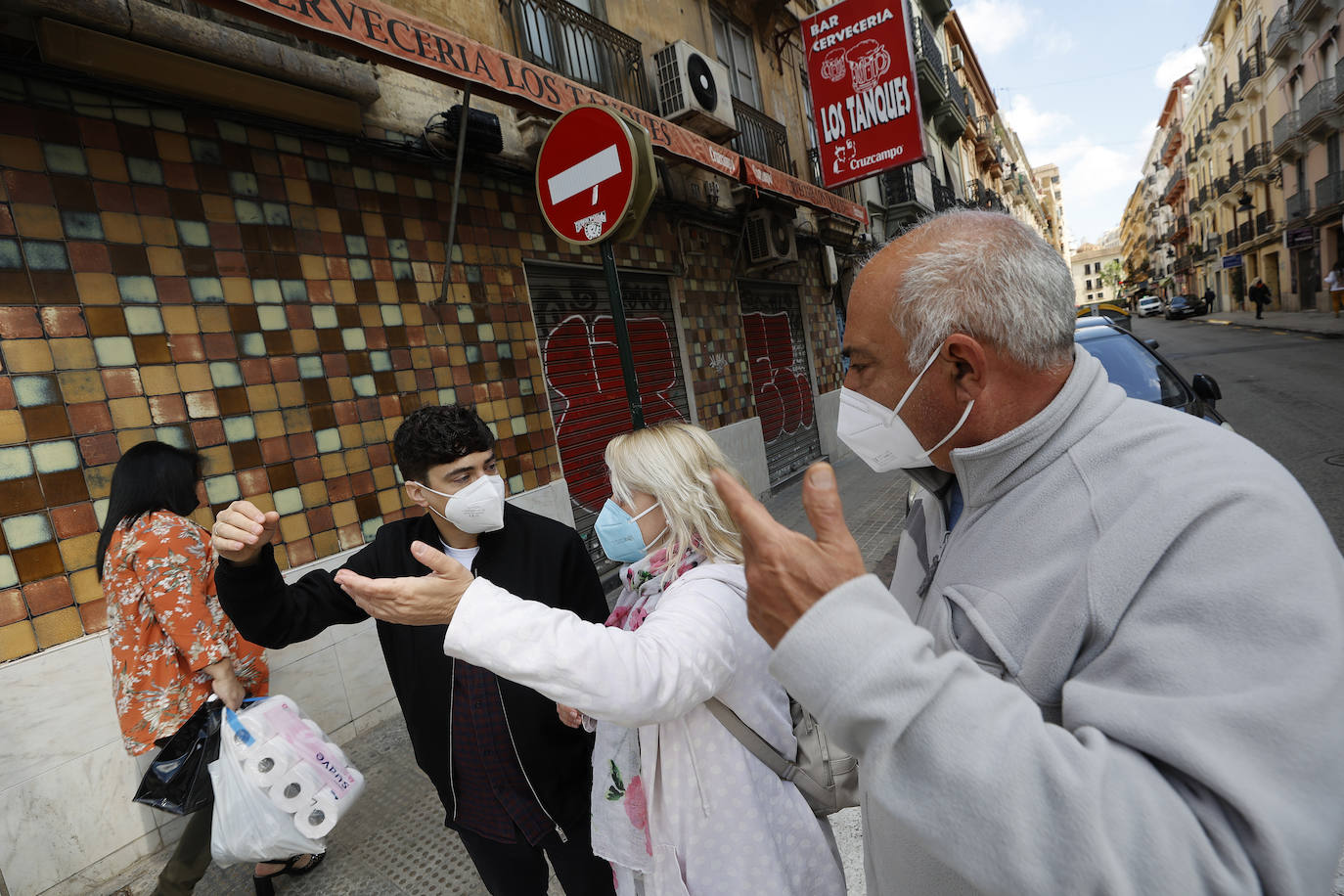 Los vecinos y comerciantes de esta zona céntrica de la ciudad flanqueada por la estación del Norte, la calle Xàtiva, San Vicente y la Gran Vía rechazan la imposición de unos arcos chinos y piden modernizar las aceras, más limpieza, mejorar el mercado y crear zonas infantiles.