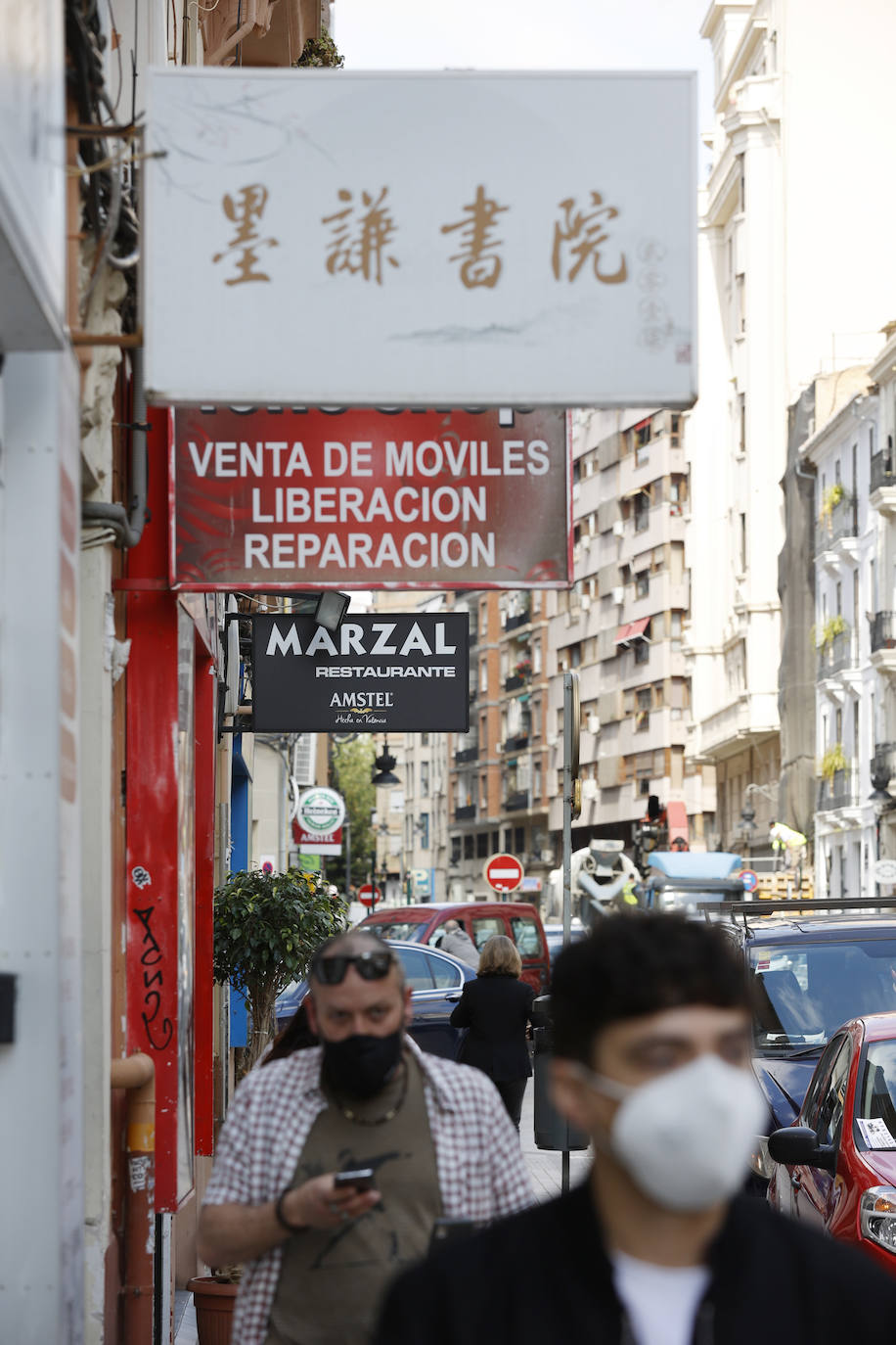 Los vecinos y comerciantes de esta zona céntrica de la ciudad flanqueada por la estación del Norte, la calle Xàtiva, San Vicente y la Gran Vía rechazan la imposición de unos arcos chinos y piden modernizar las aceras, más limpieza, mejorar el mercado y crear zonas infantiles.