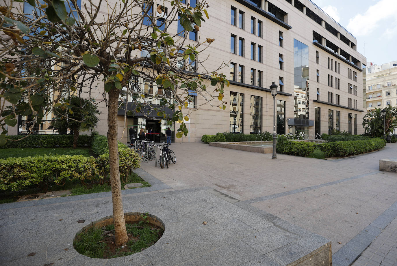 Los vecinos y comerciantes de esta zona céntrica de la ciudad flanqueada por la estación del Norte, la calle Xàtiva, San Vicente y la Gran Vía rechazan la imposición de unos arcos chinos y piden modernizar las aceras, más limpieza, mejorar el mercado y crear zonas infantiles.