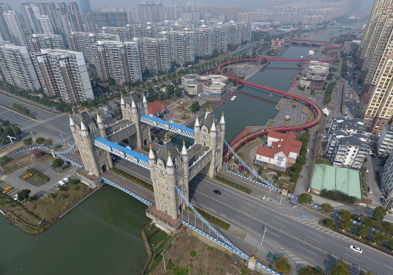 2.- SUZHOU (CHINA) | Situada en la parte baja del río Yangtsé, a orillas del lago Tai, en la provincia de Jiangsu. Conserva un centro histórico bien conservado lleno de canales y puentes de piedra, en el más tradicional estilo chino. Además, Suzhou es la ciudad de China que más jardines conserva. La mayoría de estos jardines pertenecían a casas particulares. Esta ciudad china cuenta, entre otras, con réplicas del Tower Bridge de Londres -en la imagen-, el Harbour Bridge de Sidney y el Puente Alejandro III de París.