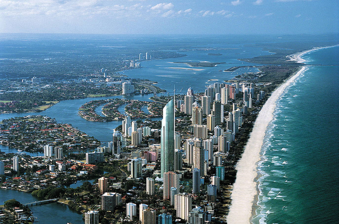 7.- GOLD COAST (AUSTRALIA) | Uno de los destinos turísticos más espectaculares de Australia. Situada a 70 kilómetros al sur de Brisbane, la ciudad cuenta con más de 400 kilómetros de vías navegables. Se trata de uno de los destinos preferidos por los amantes del surf. 