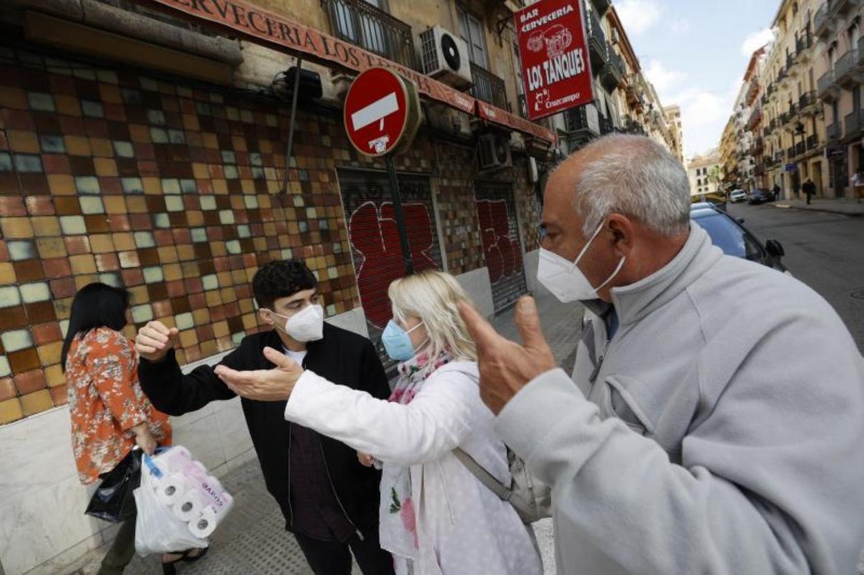 Miembros de la platafaorma 'Salvem la Roqueta'. jesús signes